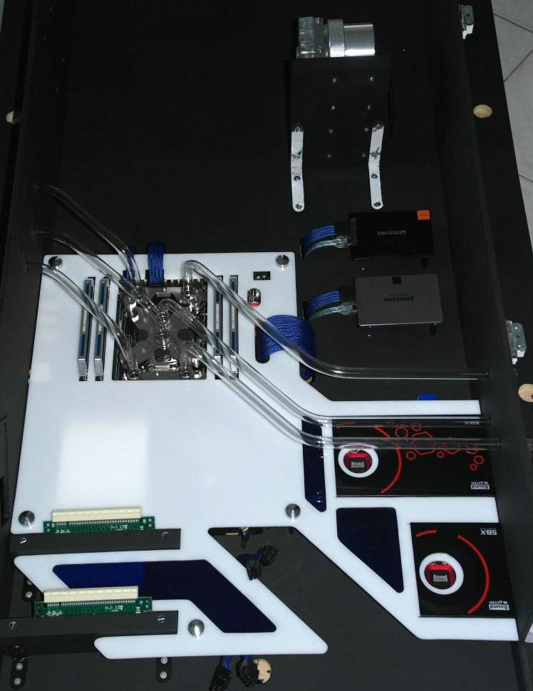 Modding : Olive01 - Another PC in the wall : Les extensions PCI-Express permettent pas mal de fantaisies.