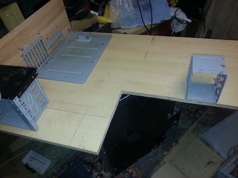 Modding : MegaDeblow - Desk build : Un innocent boitier a été sacrifié pour loccasion.