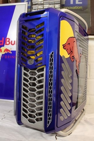 Modding : Mike Petereyns - Red Bull X1 Prototype : L'intérieur aurait mérité un peu plus d'attentions. [cliquer pour agrandir]