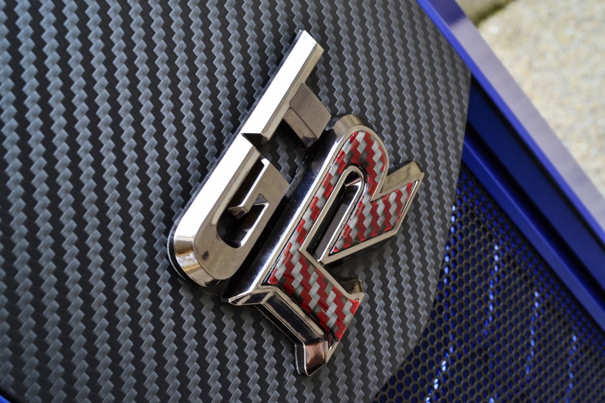 Modding : Ronnie Hara - Skyline GTR : Le véritable logo "GTR" de la voiture trône fièrement au milieu de la façade.