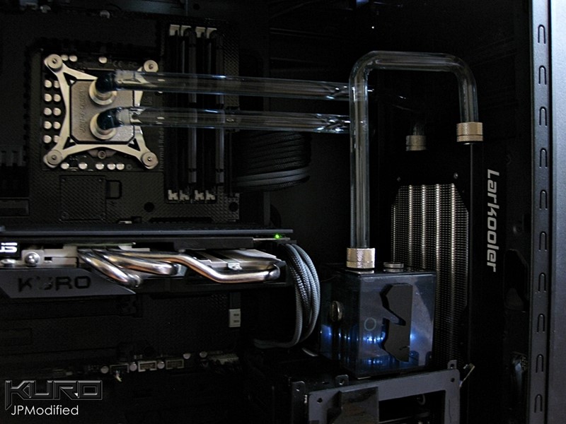 Modding : Jesse Palacio - Kuro : Le liquide du watercooling utilisé est complètement transparent.