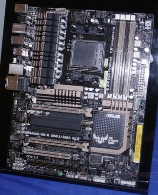 asus_sabertooth_990fx_pcie3_ces2013.jpg [cliquer pour agrandir]