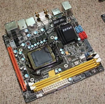 zotac_h77_minitx_1_ces.jpg [cliquer pour agrandir]