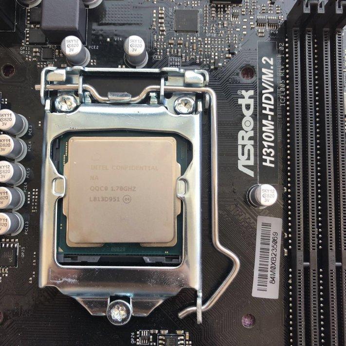 Un Intel 9900T ES ?