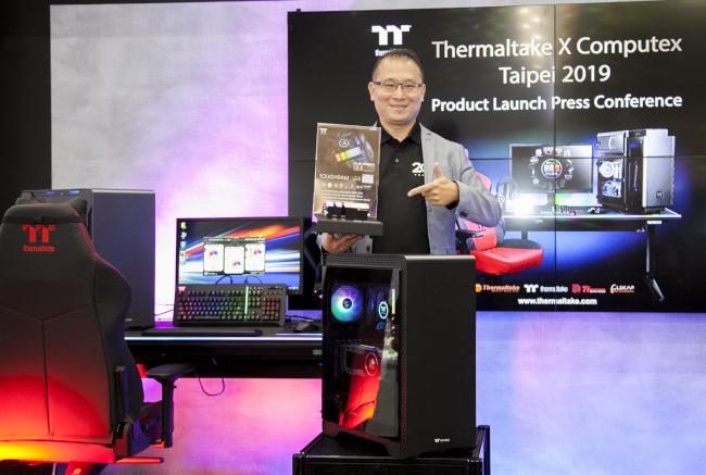 thermaltake level20 rgb battlestation desk computex