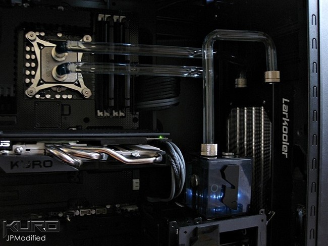 Modding : Jesse Palacio - Kuro : Le liquide du watercooling utilisé est complètement transparent. [cliquer pour agrandir]