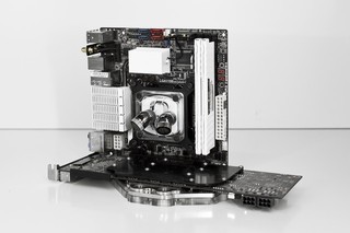 Modding : Simon Laine - Codename Mono : Les radiateurs de la carte mère et du watercooling sont allés faire un tour chez lesthéticienne. [cliquer pour agrandir]