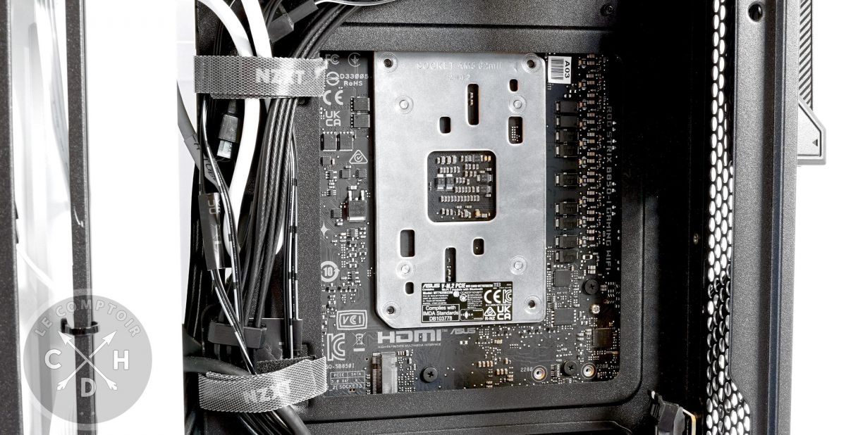 NZXT H2 / accès arrière une fois la mobo montée [cliquer pour agrandir]
