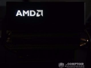 Le logo AMD en lumière [cliquer pour agrandir]