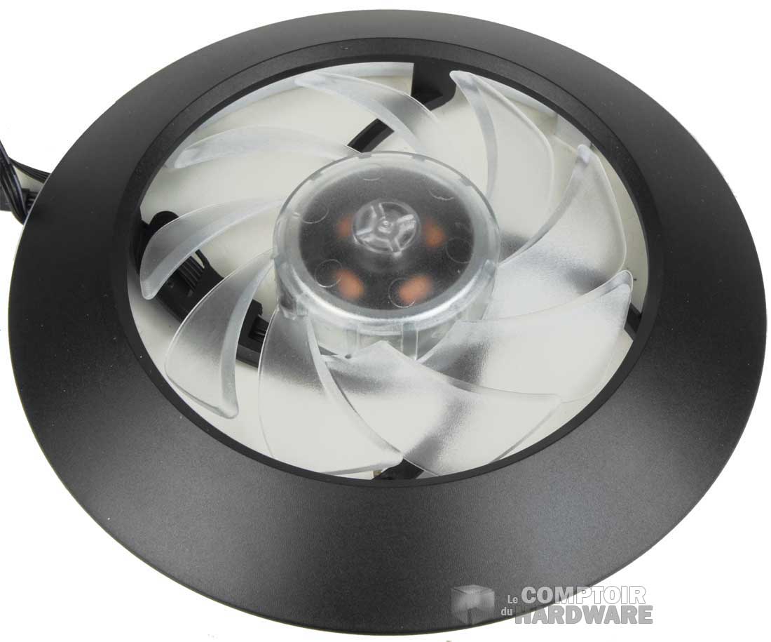 Le capot qui intègre ventilateur de 100 mm et DEL pour le style