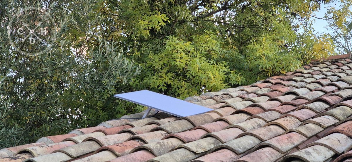 starlink / l'antenne dishy sur son toit, tranquille billoute [cliquer pour agrandir]