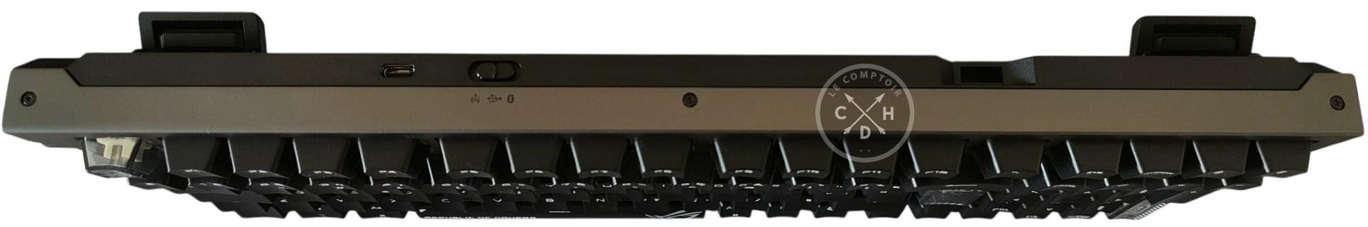 La tranche supérieure du clavier