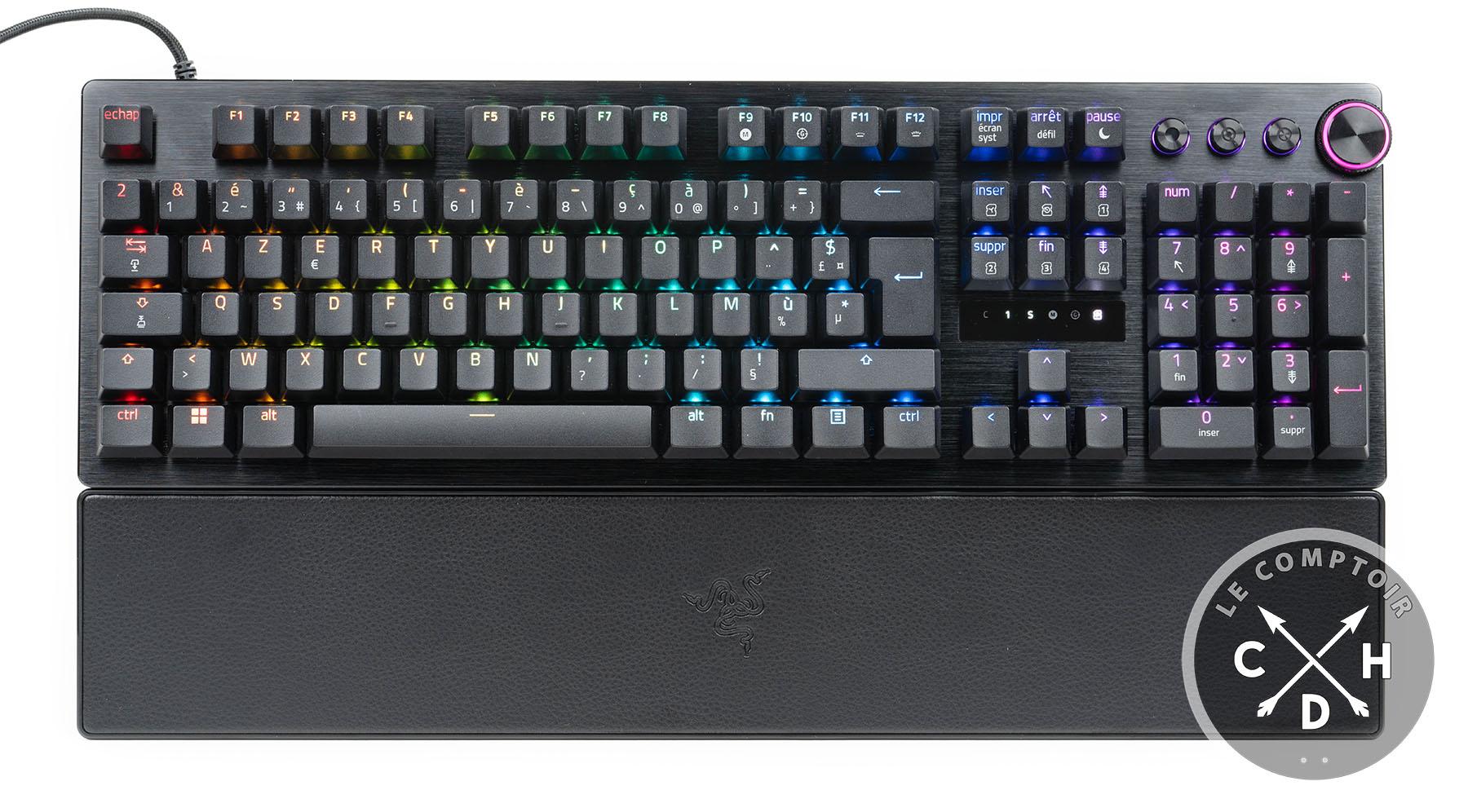 Razer Huntsman V3 Pro avec son repose poignet et toutes ses LEDs