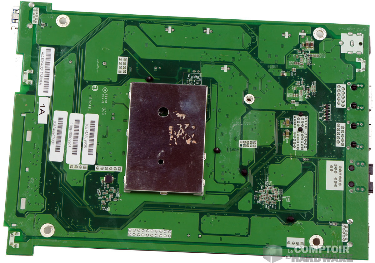 L'arrière du PCB et sa plaque de protection soudée